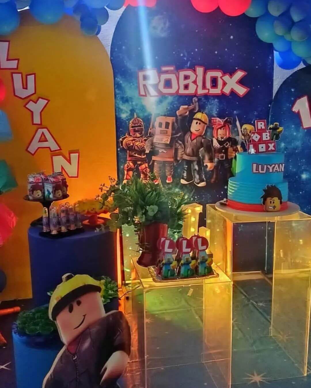 Roblox  Aluguel de bolo fake, Enfeite para bolos, Aniversario infantil