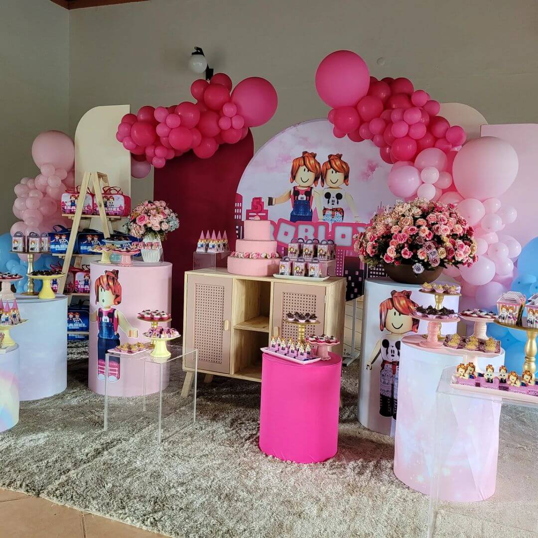 Decoração do tema roblox de menina rosa 