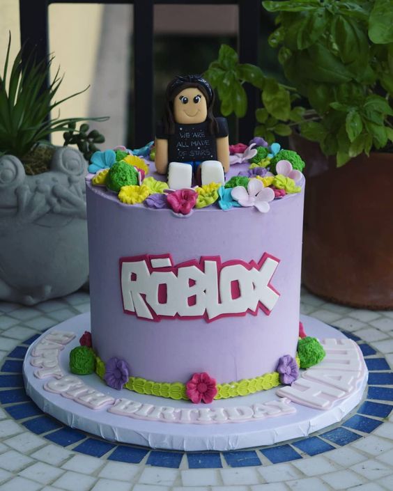 Bolo Roblox / Bolo rosa com lilás / Bolo em chantininho do Roblox 