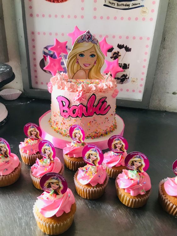 BOLO BARBIE 2 ANDARES CHANTILLY 2023 PÉROLAS COMESTÍVEIS, ROSETAS, GLITTER