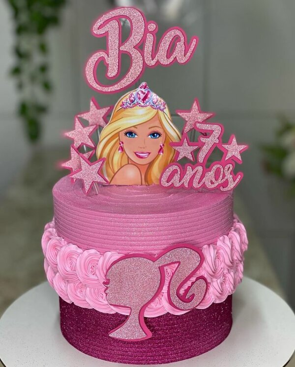 bolo decorado da barbie com glitter