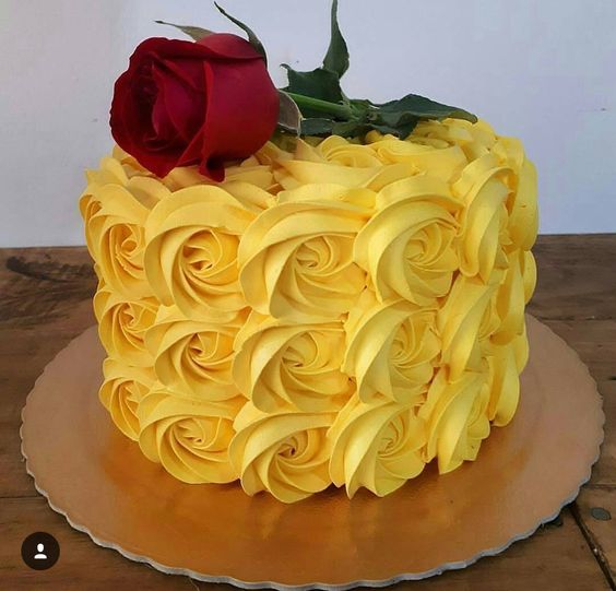 ideia bolo bela e a fera chantilly amarelo