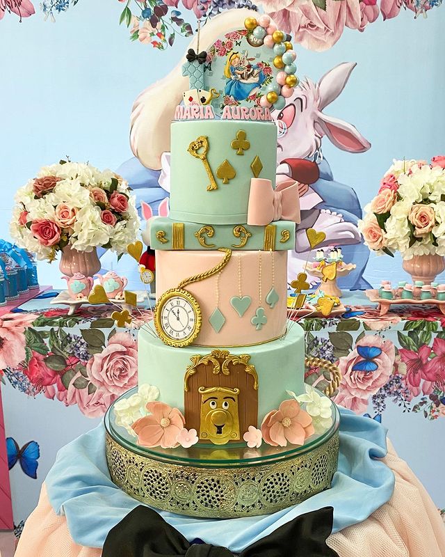 Bolo Alice no País das Maravilhas: 50 ideias para sua festa