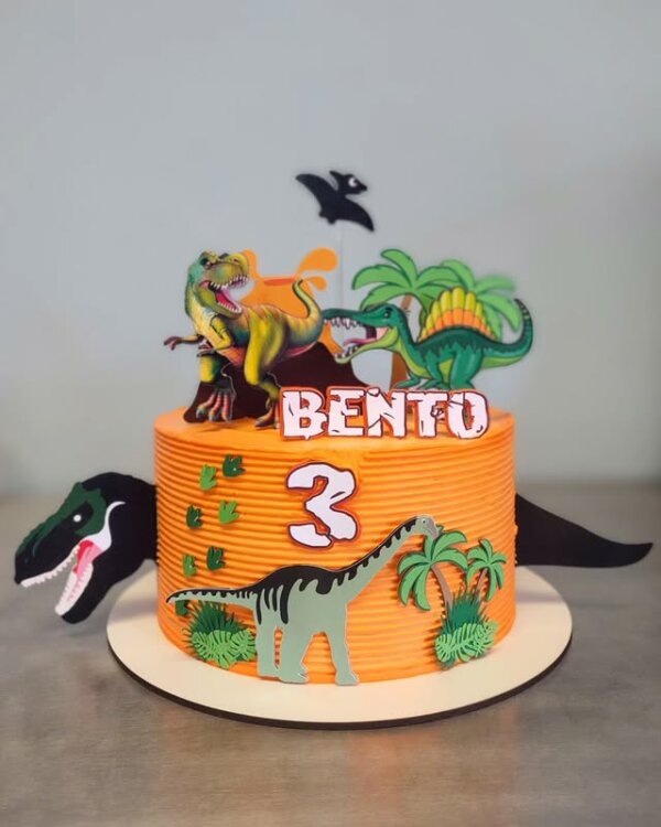 ideia para bolo dinossauro laranja